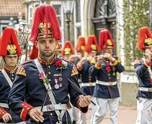 8 Mindener Freischießen Mit Trommeln und Pfeifen bestreitet das Tambourkorps einen Teil des musikalischen Programms. Das 15. Preußische Infanterieregiment von 1836 wird wieder Salut schießen.