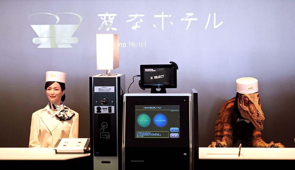 Backup Henn na Hotel in Nagasaki: Roboterdame links für Japanisch Robo Dino rechts