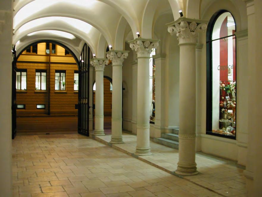Der glasüberdeckte Innenhof wird Teil der öffentlichen Wegebeziehungen und schafft eine attraktive Eingangssituation für die anliegenden Geschäfte.