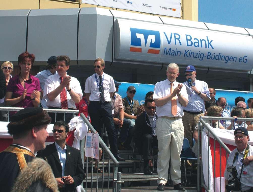Ministerpräsident Roland Koch beim Hessentags-Festzug in Langenselbold Auf der Gewerbemesse in Nidderau informierte die VR Bank an ihrem Stand zu aktuellen Baugebieten und zum Thema