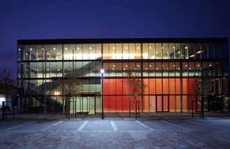 Das Kulturzentrum Uhingen beeindruckt seine Besucher mit der schlichten, aber architektonisch anspruchsvollen Bauweise: freischwebende Treppen aus Beton und warme Holzböden machen den Charme des