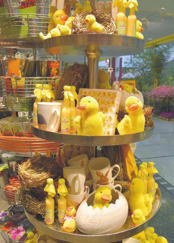 Die Geschäfte haben auf zwei Etagen alles für Ostern im Sortiment auch die Schokoladeneier mit verschiedenen Füllungen, die leckeren Hasen die beliebten