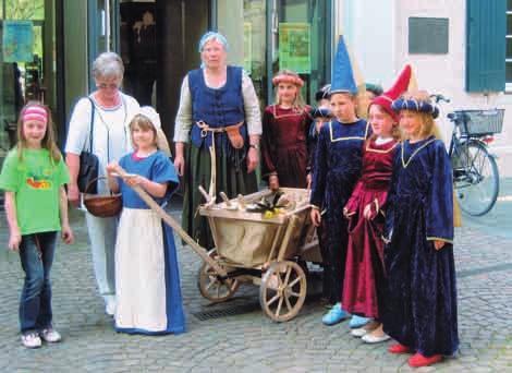 Museen und Ausstellungen Kindergeburtstag mit mittelalterlichen Kostümen Kiepenkerl, die Besichtigung der Christopherus-Kirche und eine anschließende Stadtführung bei Fackelschein beinhaltet.