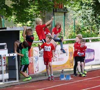 Über 30 Arminen Kinder sind nach einem gemeinsamen Aufwärmen in den Disziplinen 50m Sprint, Weitsprung, Schlagballwurf und 800m Lauf an den Start gegangen.