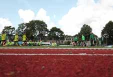 Die jungen Kicker sowie ihre Trainer und Betreuer formierten sich zum großen Logofoto auf dem Hauptplatz. Ein schönes Symbol für den starken Zusammenhalt im unserer Fußballjugend.
