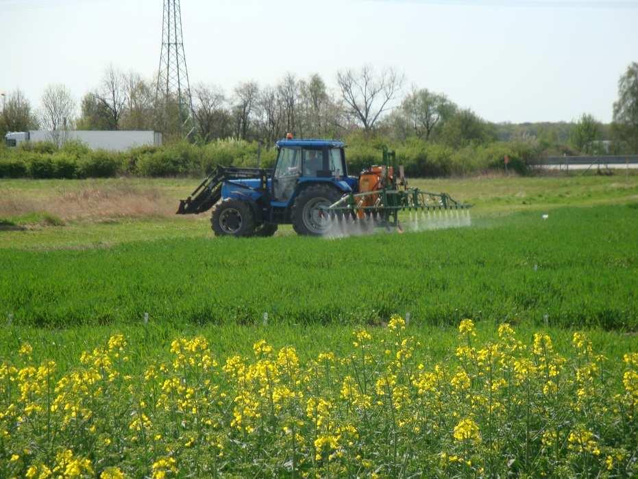 Situationsbeispiele aus der Praxis (2) Auf einem Feld werden bei Temperaturen von 30 C Pflanzenschutzmittel ausgebracht.