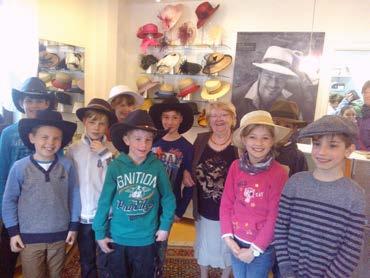 Aber auch die geschmückten Haarreifen waren besonders bei den Mädchen sehr beliebt. Für Jungs gab es Cowboy- und Indiana-Jones-Hüte.