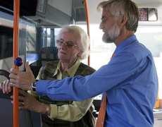 Sicher unterwegs mit mobiel»spezial«22.06.12 Im mobiel-praxistraining zeigen Experten die Bedienungseinrichtungen in Bussen.
