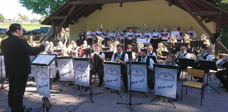 ChorPfalz 4/ 2017 Juli /August 2017 Gemeinsamer Auftritt des Chorleiterchores und des Musikkorps»Frisch Glück«unter der Leitung von Jörg Küttner Erstklassige Nachwuchsarbeit demonstrierten die