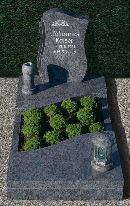 stehenden Grabsteinen kombiniert mit Teilabdeckungen an. Diese bieten Platz z.b. für eine Grablaterne oder auch eine Vase.