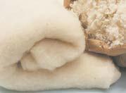 Das Kissen besteht aus der Vario- Kissenhülle und einer Füllung aus lockeren und anschmiegsamen Schurwollflocken. In die Kissenhülle ist eine Lage Wolle eingearbeitet.