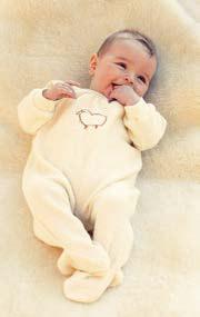 Babybekleidung aus reiner Merinowolle ist wohlig warm, saugfähig und atmungsaktiv.