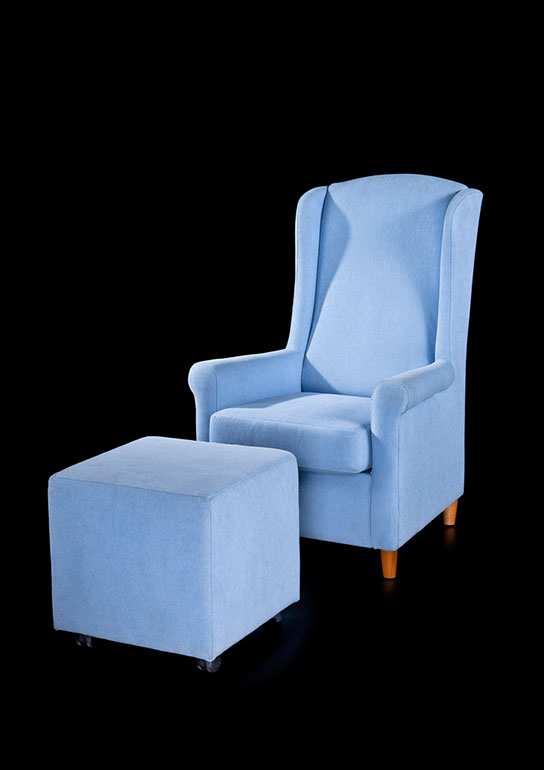 Modell Bad Wiessee Sessel und Hocker in hochwertiger Ausführung, absolut geeignet für den Einsatz in Seniorenwohnheimen. Die erhöhte Sitzposition erleichtert älteren Menschen das aufstehen.