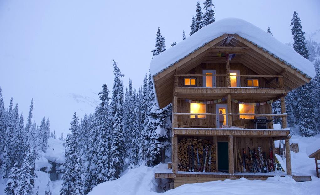 Packen wir's an auf geht's! Zur "Icefall Lodge" gehören zwei grosse, gemütliche Wohn- und Schlaf-Blockhäuser sowie ein Saunahaus. Alles aus Holz natürlich und inmitten grandioser Berglandschaft.