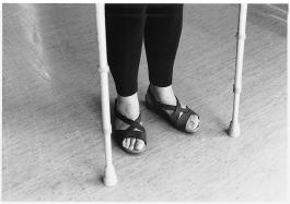 1 2 1. Richtiger Umgang mit Gehhilfen (Stützen) Beim Stehen sollten beide Stützen geringfügig vor und seitlich zu Ihren Füßen stehen.