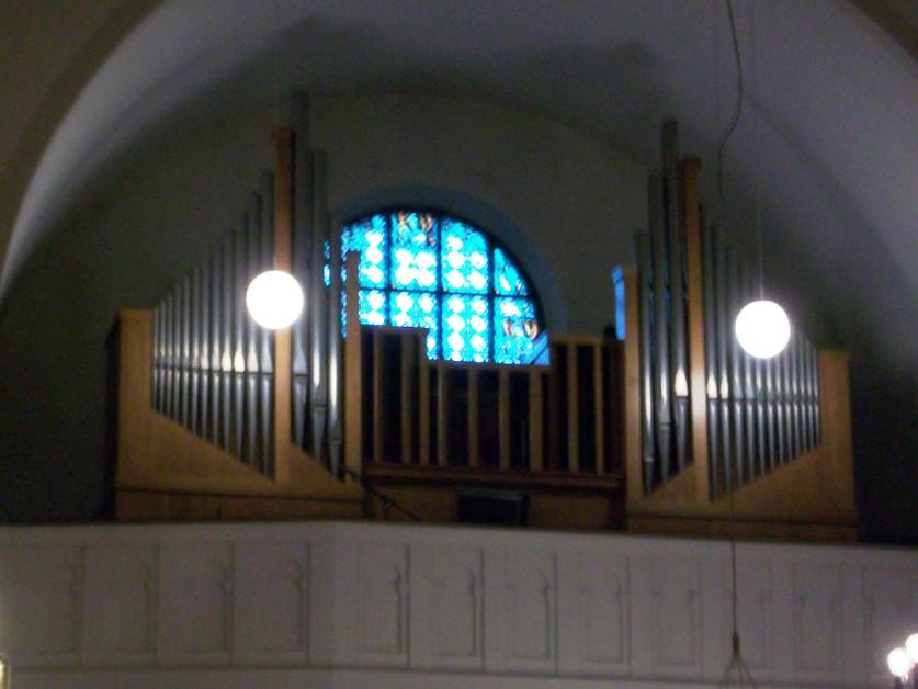 Die Orgel Die Orgel steht auf der Empore. Die Orgel hat verschiedene große Orgelpfeifen.