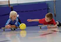 Spiele und Trainingseinheiten auf unterschiedlichen Rollgeräten fördern besonders das Gleichgewicht und die Körperkoordination der Kinder.