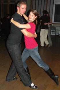 Welt bekannt. 2006 brachten ihn Isabella Bayer und Jaro Cesnik mit ihrer Tanzschule Tango Flores im Stadtteil Jungbusch auch nach Mannheim.