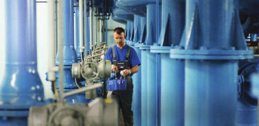 Ein EnBW-Mitarbeiter kontrolliert die Qualität des Wassers im Kraftwerk. Rechts: Technikvorstand Hans-Josef Zimmer.