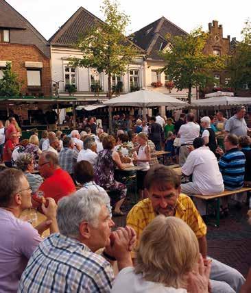 Straelen Einzelhandelsstandort im grünen Bereich Straelens Wahrzeichen, ein überdimensionales, grasbewachsenes Sofa, ist mittlerweile zum Markenzeichen und absoluten Alleinstellungsmerkmal der Stadt