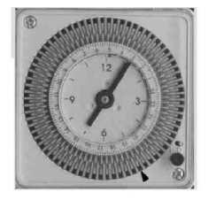 11. Timer Funktion (nicht für alle Modelle) 1.) Drehen Sie bitte die äußere Drehscheibe der Timeruhr soweit, dass die Tageszeit mit der Uhr in der Mitte übereinstimmt. 2.) Die 24 Std.