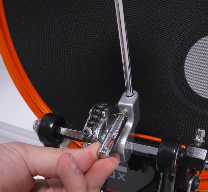 Befestigen Sie schließlich den Schlägel im Pedalschaft und stellen Sie seine Höhe so ein, dass der Schlägel beim Spielen auf den Schaumstoffbelag trifft.