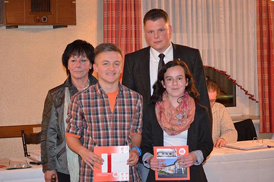 Pia Meyer und Alexander Schmidt aus der Selbstverteidigungs-Abteilung Hosin-Sul wurden für besondere Leistungen ausgezeichnet. Die Schwarzgurt Prüfung zum 1. DAN hatten beide 2012 mit Erfolg abgelegt.