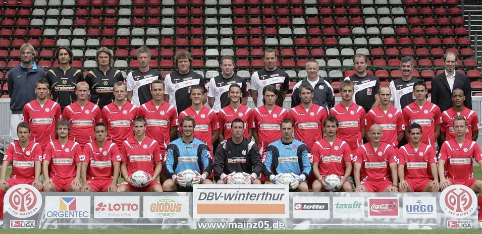 WILLKOMMEN Die Mannschaft des FSV Mainz 5 Hinten v.l.