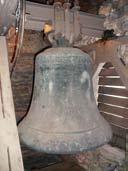 Hinzu kommen noch zwei 1952 aus Gussstahl gefertigte Glocken, die nun als Ruheständler vor der Kirche stehen.