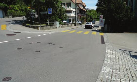 versetzen und durch Poller ersetzen (Sofortmassnahme) b) Kein Vortritt von Dentenbergstrasse in