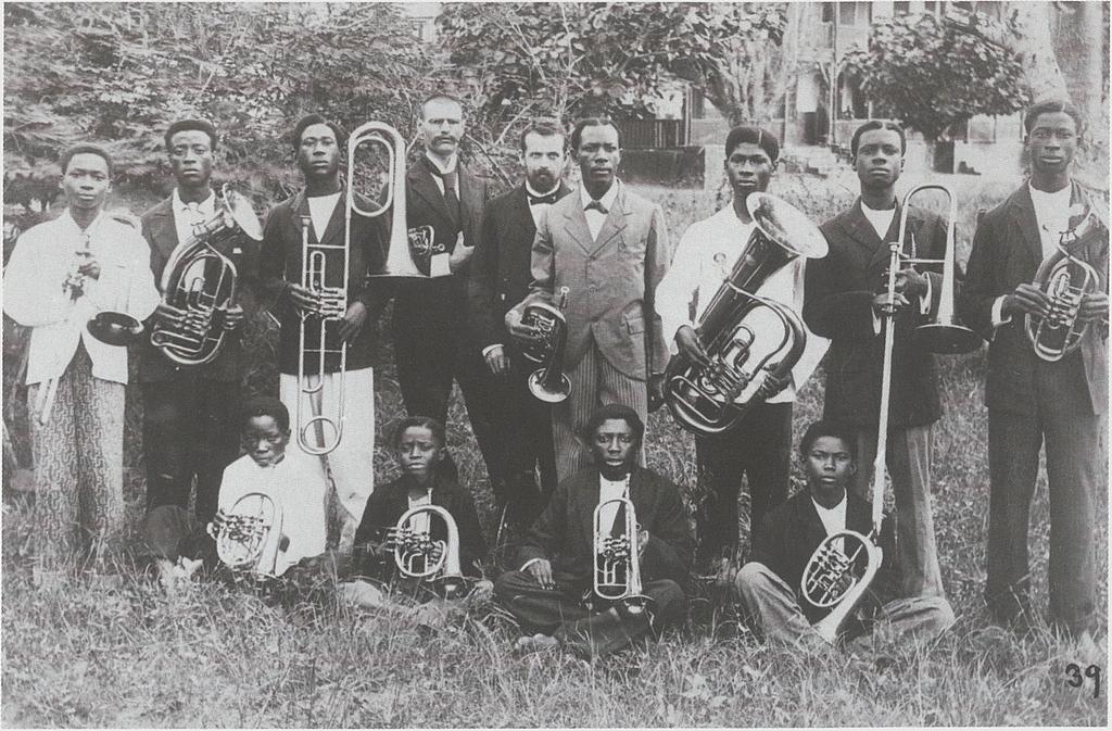 Nachdem Ghana 1957 die Unabhängigkeit erlangt hatte, stellte der Aufnahmeleiter die Firma vor ein Ultimatum. Er war selber ein Jazzmusiker und plädierte deshalb für mehr Professionalität.