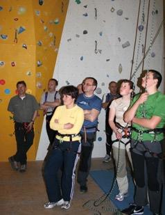 An beiden Tage wurden anfangs sicherheitstechnische Kletter fragen beantwortet und die nötigen Kletter techniken wie Knoten, Sicherheit und Kletterregeln erlernt.