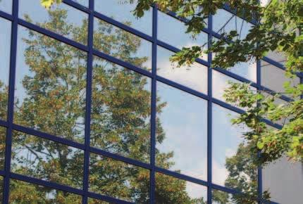 12 Glas als Falle Spiegelungen Die Spiegelung der Umgebung wird als architektonisches Gestaltungselement eingesetzt. Auch schützen stark spiegelnde Scheiben vor Sonneneinstrahlung.