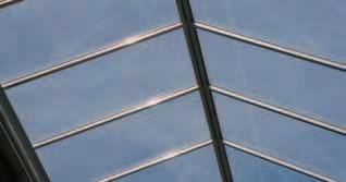 Vogelfreundliches Bauen mit Glas und Licht 27 Geneigte Flächen und Oberlichter Stark geneigte Glasflächen oder gar Dächer aus Glas sind aus