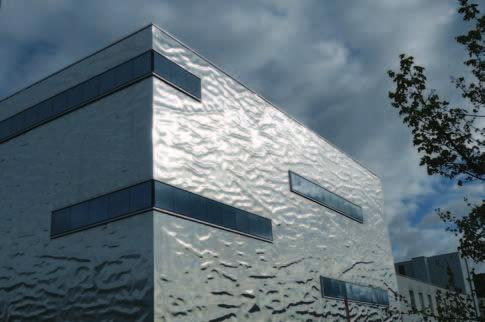 Vogelfreundliches Bauen mit Glas und Licht 29 Diese Fassade aus stark spiegelnden Metall-Paneelen ist für Vögel