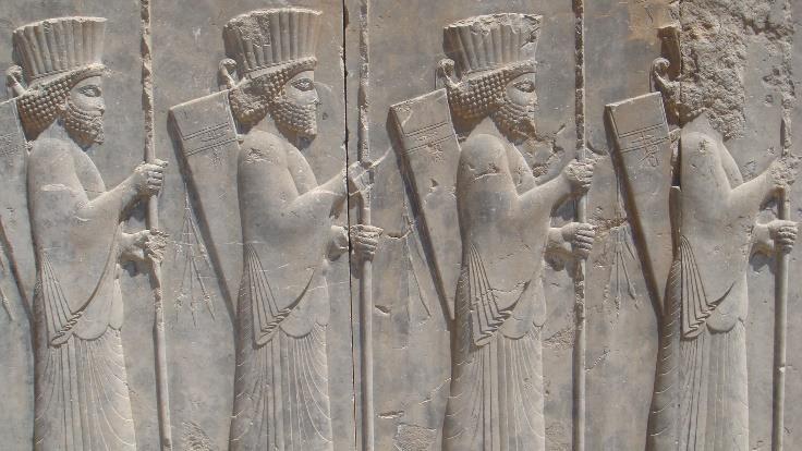 Die berühmten Basreliefs an den Treppenaufgängen zur Apadana und die Paläste von Darius und Xerxes künden von der 2.500 Jahre alten Geschichte der Perserhauptstadt.