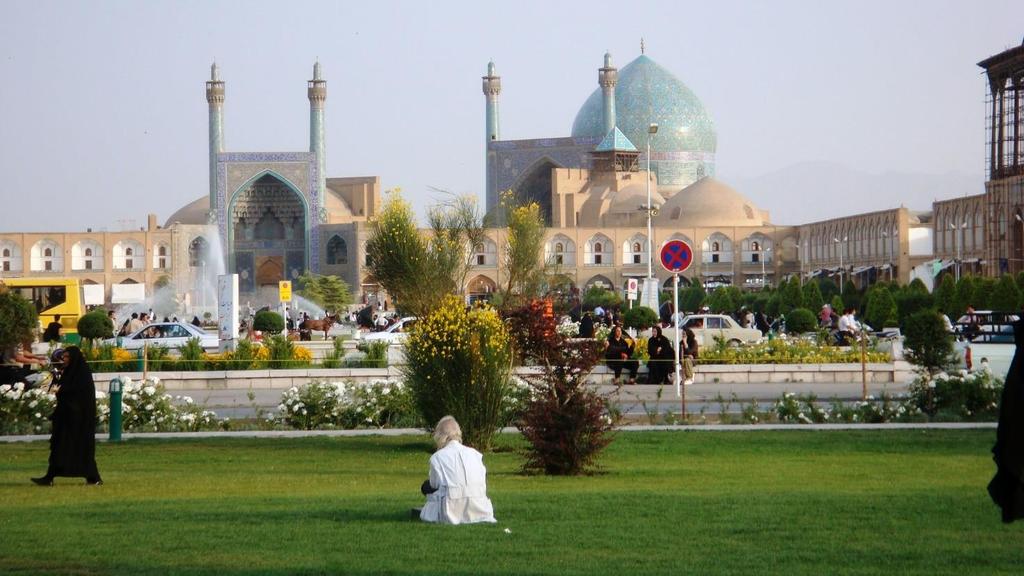 Tag 10: Isfahan Am Meydan-e Imam, seit 1979 UNESCO-Weltkulturerbe, stehen der Ali Qapu-Torpalast, die Lotfollah- und die Imam-Moschee.