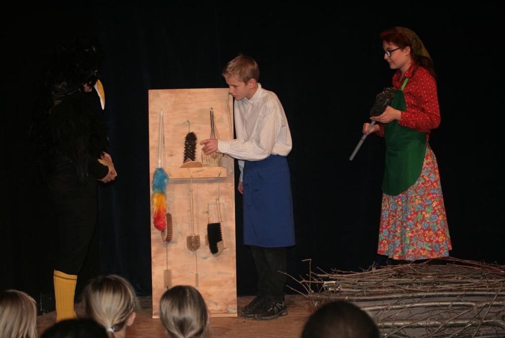 Kinder- und Jugendtheater: Aufführung 2012 Die kleine Hexe in Bildern Seite 13 von 71 Führen