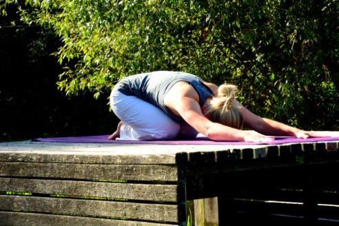 2. ERSTE BEGRIFFLICHKEITEN KURZ ERKLÄRT Vinyasa Flow und Asana Die Asana beschreibt den körperlichen Aspekt des Yoga.