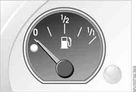 Kraftstoffanzeige Kühlmittelthermometer 71 Bedienung Überblick Beginnt die Kontrollleuchte dauernd zu leuchten, sind noch ca. 8 Liter Kraftstoff im Tank. Kraftstoffbehälter-Inhalt ca. 63 Liter.