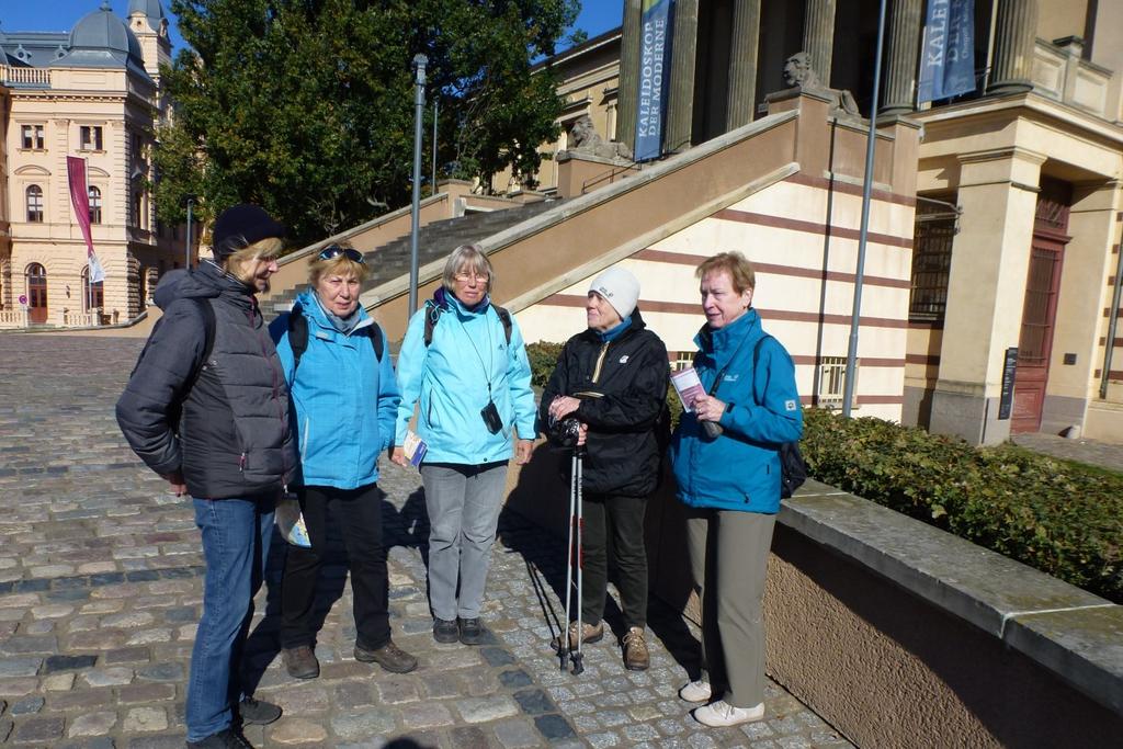 Turnen Nordic-Walking in und um Schwerin Wanderausflug vom 9.-11. Oktober 2015 nach Schwerin Freitagmorgen bei leichtem Nieselregen ging unsere Wochenendtour per Bahn los.