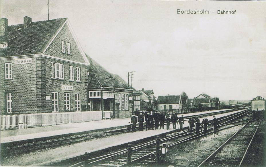Vom ersten Tag an war Bordesholm ein Haltepunkt der gut 105 km langen Bahnlinie. Der Bordesholmer Bahnhof lag damals noch auf Eidersteder Gebiet. Erst 1906 wurde der ältere Ortsteil eingemeindet.