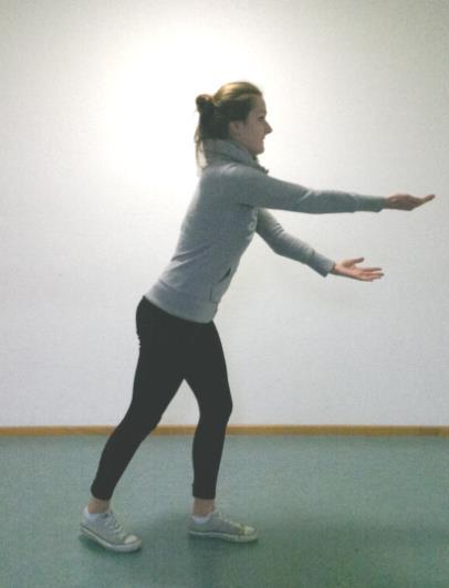 Bewegungsablauf Vorbereitungsphase Schulterbreite Schrittstellung frontal zum Netz Beine leicht gebeugt, Linker Fuß steht vorne Volleyball liegt in linker Hand, hüfthoch, leicht neben dem Körper