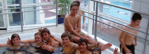 Spaß in der Schwimmhalle Diese Bemühungen bescherten dem RRV ab dem Jahr 2007 wieder eine Jugendgruppe in einer Größenordnung von rund 50 Kindern und Jugendlichen.