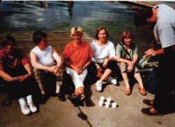 1994 Förtchenessen Rudolf und Udo sorgen für Stimmung Achim gönnt den Damen ein Tröpfchen Geselligkeit 56 Sportvereine leben auch von der Gemeinschaft und der Geselligkeit so auch Rudervereine.