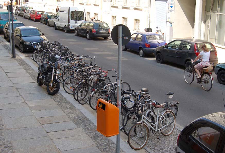 Machbarkeitsstudie Parkraumbewirtschaftung Prenzlauer Berg, Dezember 2008 45 Abbildung 44: Empfehlenswerte Fahrradabstellanlagen Abbildung 45: Abstellanlagen in der Spandauer Vorstadt (Quelle: