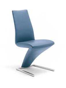 Dank seiner raffnierten Konstruktion kann der ausgesprochen formschöne Stuhl frei schwingen und unterstützt damit sowohl ergonomisch