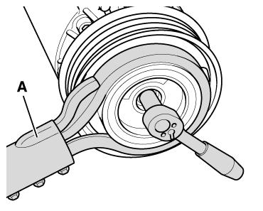 Abb.1 Sechskantschraube lösen und anziehen. Anzugsdrehmoment 15 Nm. Handelsüblichen Bandschlüssel-A- (mit Gewebeband zum Gegenhalten an der Kupplungsscheibe) verwenden.