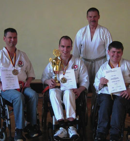 Drei Rollstuhl-Meister vom 1. Karate Verein Erfurt Deutsche Meisterschaft für Menschen mit Behinderungen Am Samstag dem 17.03.2011, haben die Rolli-Fahrer vom 1.