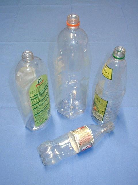 PET-Verpackungen farblostransparent farblos-transparente Flaschen: Getränkeflaschen, Putzmittelund Spülmittelflaschen, Öl-, Essig- und Kosmetikflaschen (restentleert, ausgespült) NICHT -